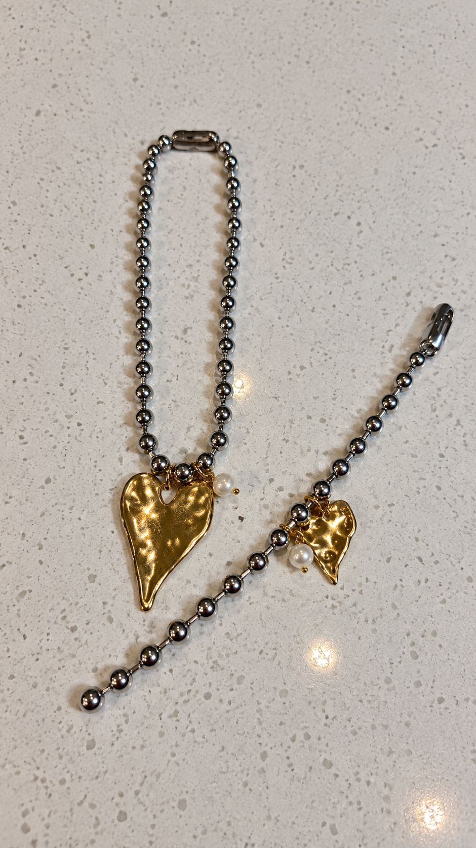 Pieza #74 Set de collar y pulsera - bolitas y corazón oro perla