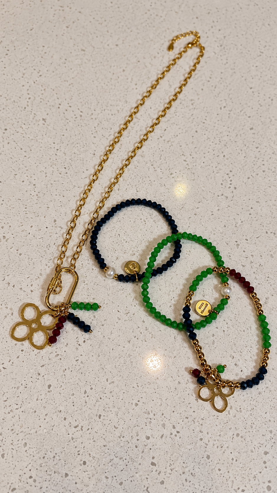 Pieza #83 Set de collar y tres pulseras trebol colores
